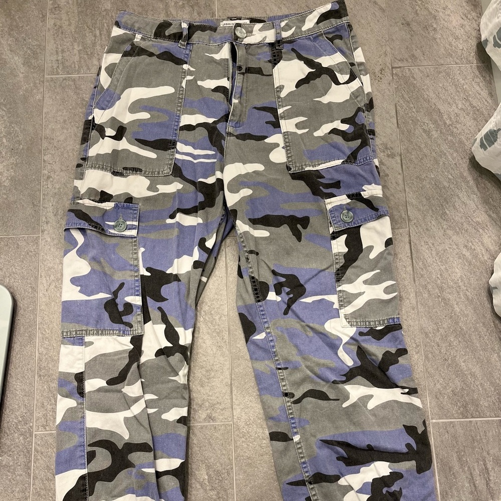 urban outfitters camo cargo pants